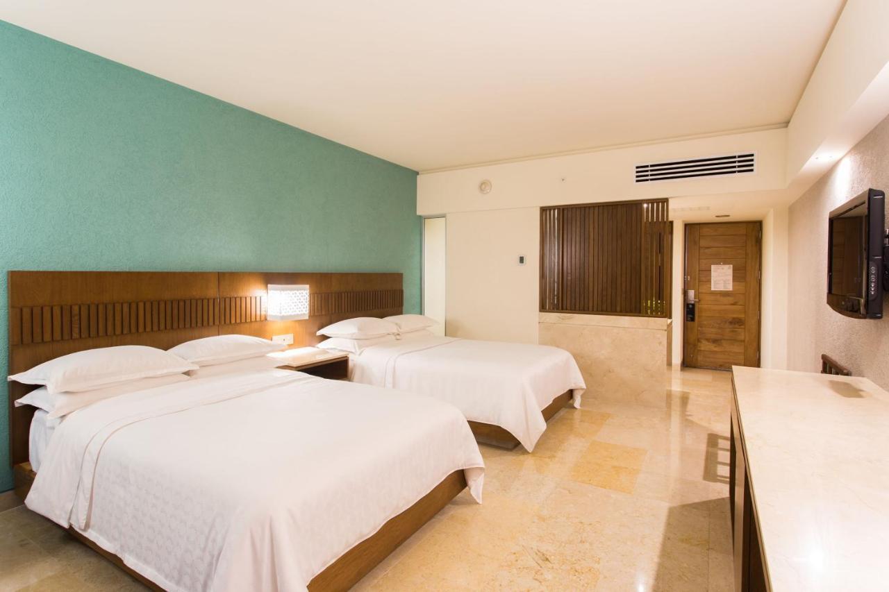 Quarto Deluxe com 2 Camas de Casal e Vista do Mar, em Andar Intermediário