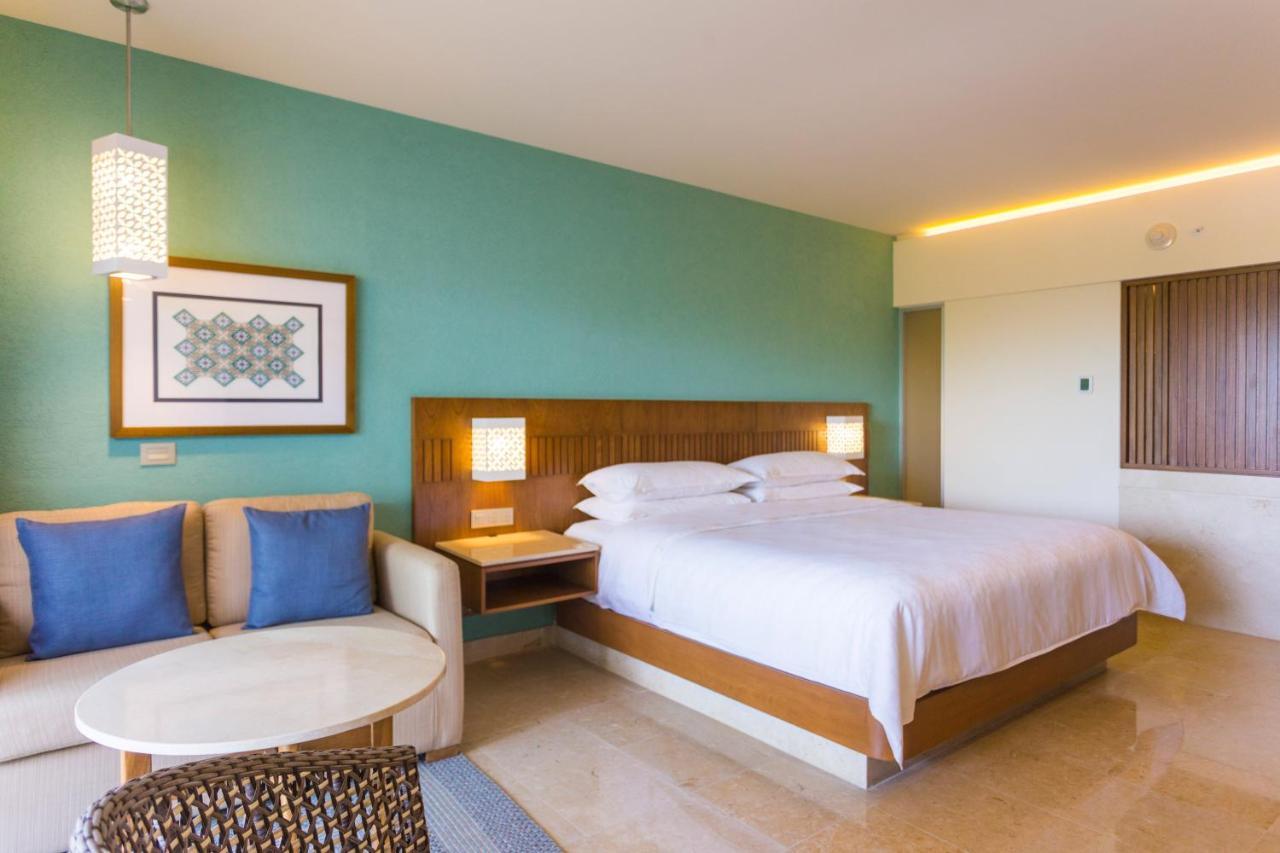 Quarto com 1 Cama King-size e Vista do Terraço e da Piscina, em Andar Baixo